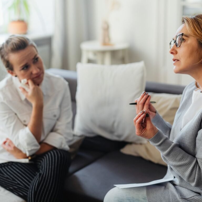 The doctor in this image guided the women about Anti-Inflammatory Nutrition Coaching for her health